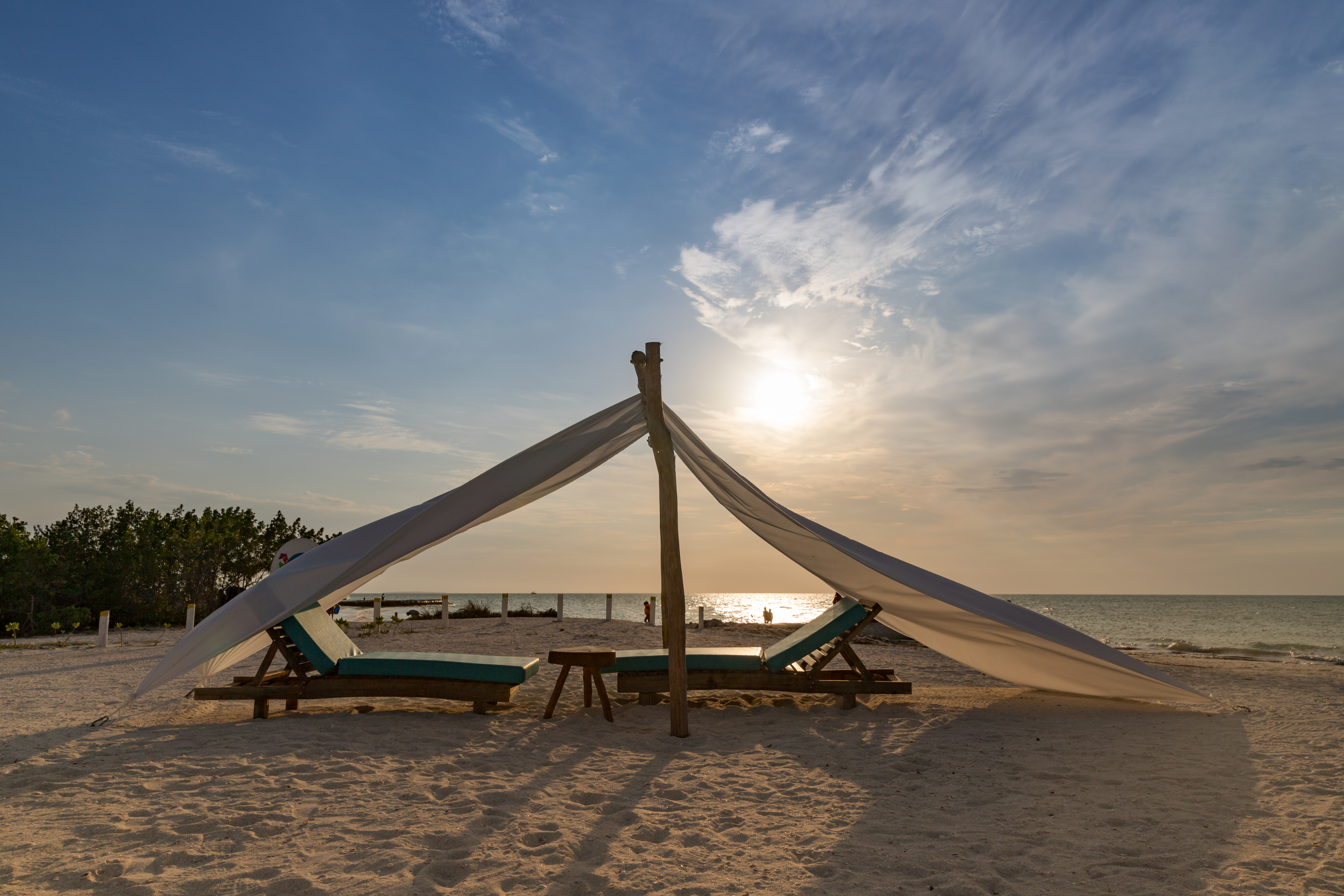 Camastros frente al mar en Club de Playa Holbox