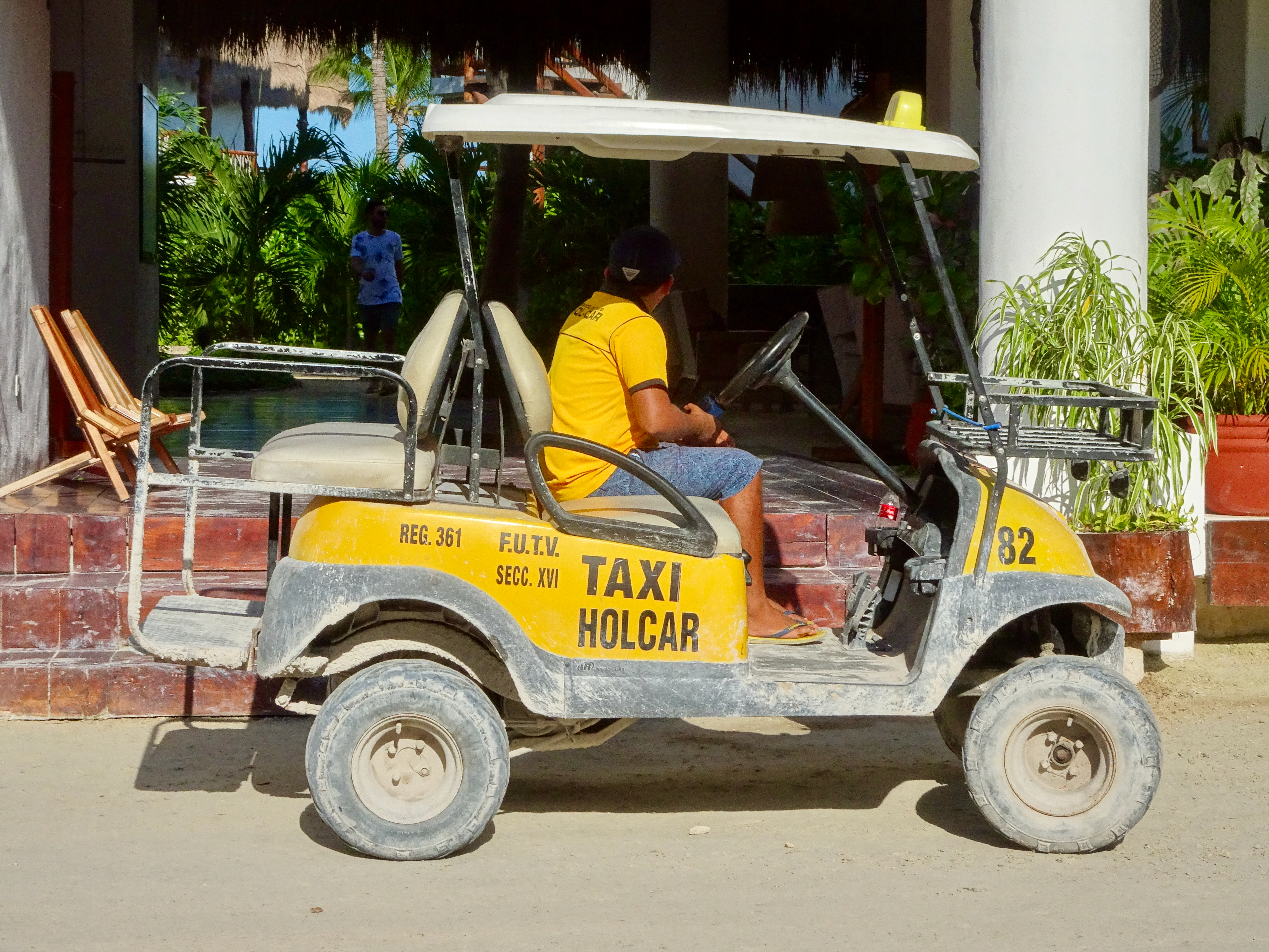 Bicicletas de playa y carritos de golf en las calles de arena de Holbox